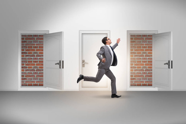 Empresário enfrentando nenhuma saída com a porta de tijolo - Foto, Imagem