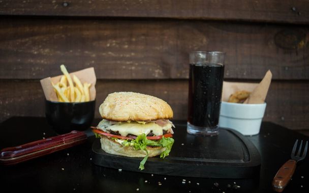 A closeup of a delicious burger - Valokuva, kuva