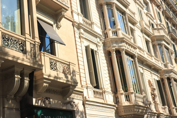 Barcelona, Spain - september 29th, 2019: Facades in Passeig de Gracia, major avenue in Barcelona in Catalan modernism, Spanish version of Jugendstil, about 1895-1910 - Φωτογραφία, εικόνα