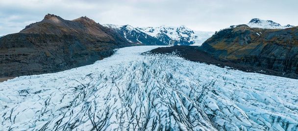 Beautiful glaciers flow through the mountains in Iceland. Aerial view and top view. - Fotoğraf, Görsel