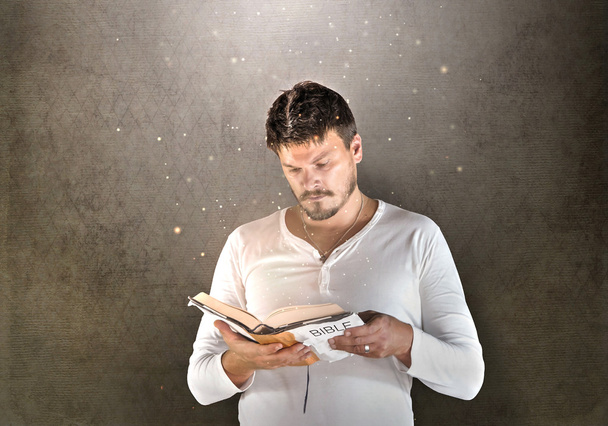 Человек читает Библию
 - Фото, изображение
