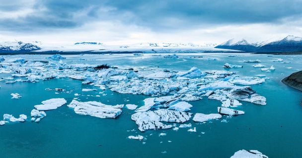 Vue panoramique des icebergs dans la lagune du glacier Jokulsarlon, en Islande, au crépuscule. Effet style vintage. Célèbre lagune des glaciers de Jokulsarlon en Islande. - Photo, image