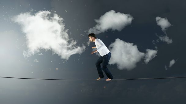 El hombre se equilibra en el camino al cielo
 - Foto, Imagen