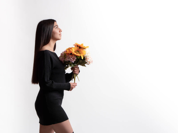 kaunis latina tyttö tilalla kimppu auringonkukkia, eristetty valkoisella taustalla, äitienpäivä lahja käsite. - Valokuva, kuva