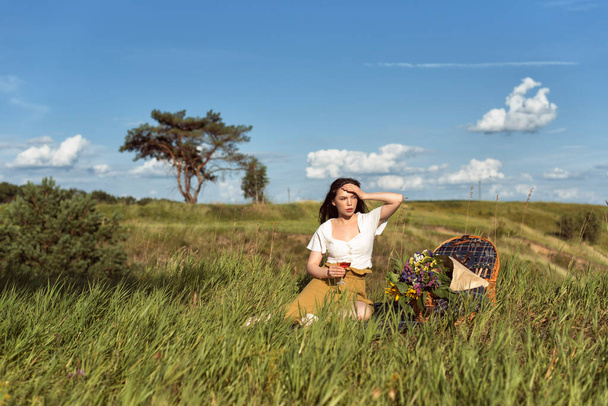 Bruneta dívka a letní slunečný den - Fotografie, Obrázek
