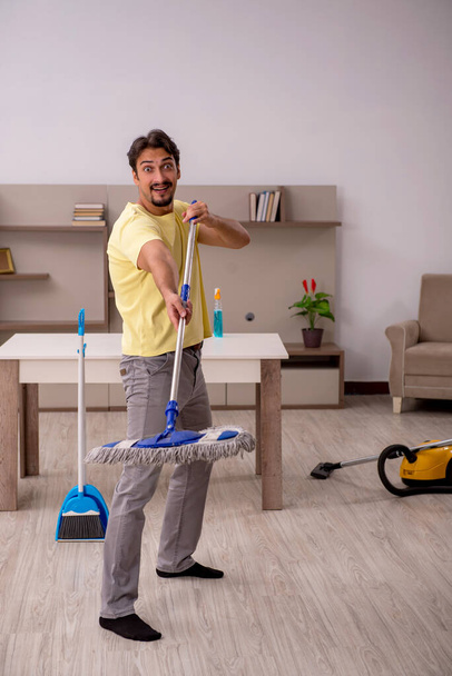 Junger Mann putzt das Haus - Foto, Bild