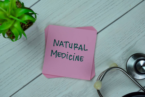 Concepto de Medicina Natural escribir en notas adhesivas aisladas en la mesa de madera. - Foto, Imagen