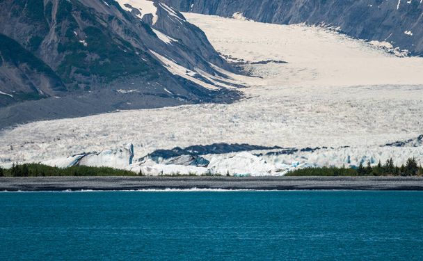 Breed zicht op de berengletsjer die de opstandingsbaai in gaat bij Seward Alaska - Foto, afbeelding