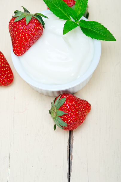 yogurt griego orgánico y fresa
 - Foto, imagen
