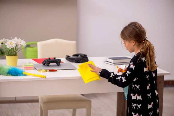 Young small girl doing housework at home - Photo, Image