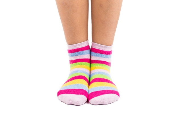 gestreepte sokken op de voeten  - Foto, afbeelding