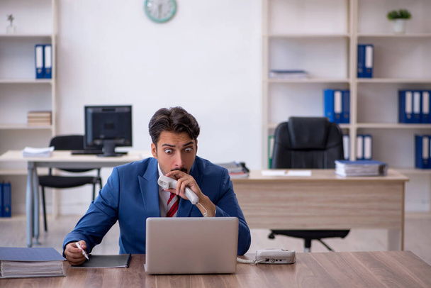 Молодой бизнесмен работает в офисе - Фото, изображение