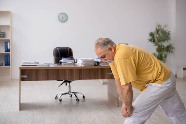 Старий бос робить спортивні вправи під час перерви
 - Фото, зображення