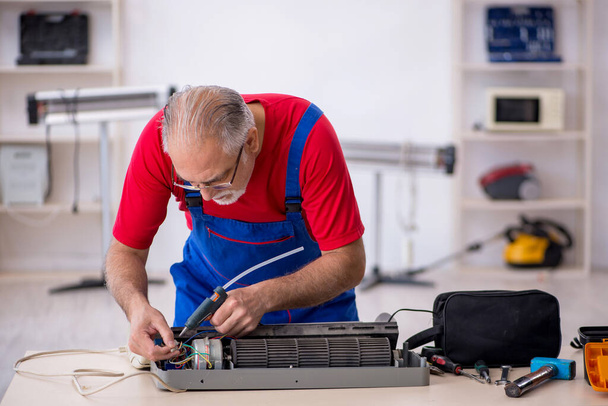 Öreg férfi szerelő, légkondicionáló javítás - Fotó, kép