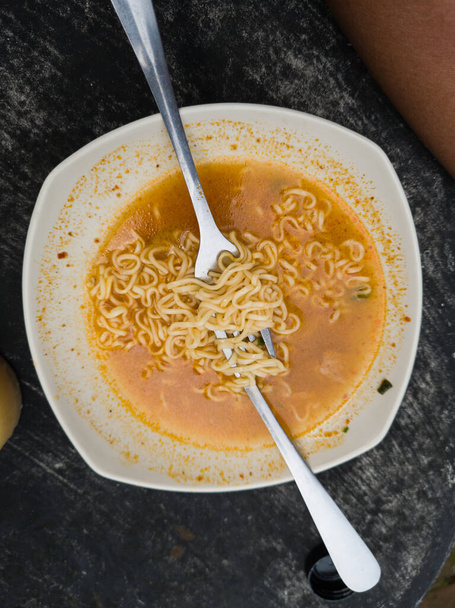Στιγμιαία noodles με τηγανητή παραλλαγή σε ένα μπολ σε λευκό φόντο - Φωτογραφία, εικόνα