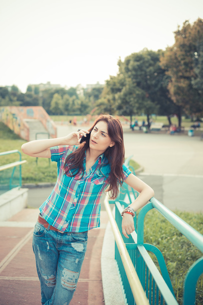 akıllı telefon kullanan güzel genç hipster kadın - Fotoğraf, Görsel