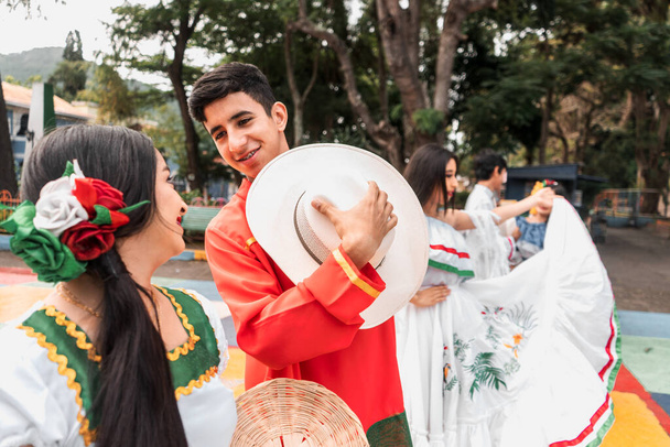 Grupo de adolescentes latinos vistiendo el traje clásico de bailes del norte de NIcaragua en un Parque de Jinotega - Foto, Imagen