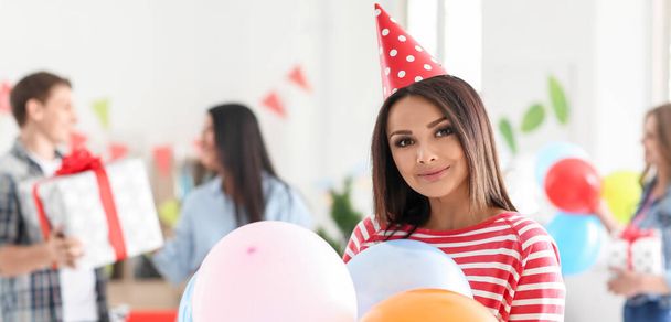 Bella giovane donna con palloncini alla festa di compleanno - Foto, immagini