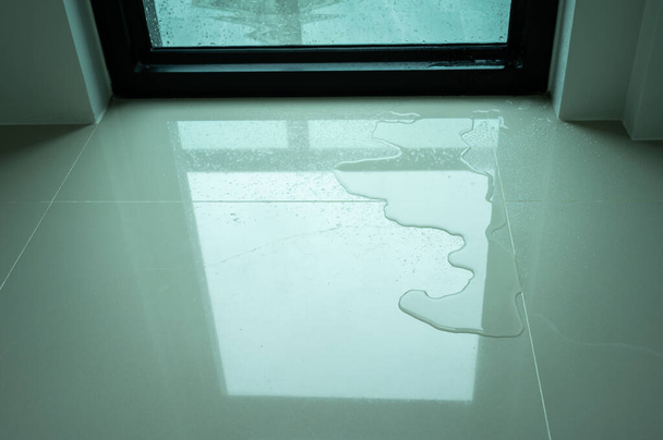 Στάζει νερό στο πάτωμα. Οι διαρροές νερού είναι συχνά λόγω pinholes στο υδραυλικό σας σύστημα ή μικρές αποτυχίες στο καλόπιασμα ή άλλα εξωτερικά υλικά. - Φωτογραφία, εικόνα