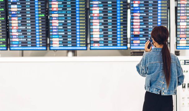 Fiatal nő utazó karanténban koronavírus visel sebészeti maszk arcvédelem csomagokkal megjelenés repülés utazás előtt hosszú utazás nyaralás repülés a nemzetközi terminál repülőtér - Fotó, kép
