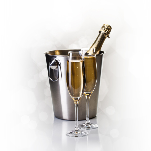 シャンパンのグラスとバケツでシャンパン ボトル - 写真・画像