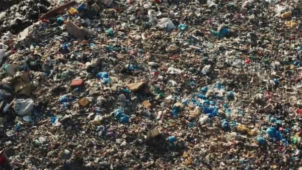 Miejski śmietnik z odpadami z tworzyw sztucznych i odpadami domowymi na wsi. Globalna katastrofa ekologiczna i widok z lotu ptaka na ochronę środowiska - Materiał filmowy, wideo