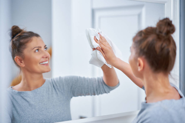 Фото женщины, которая мыла зеркало. Высокое качество фото - Фото, изображение