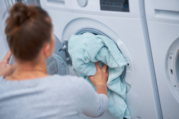 Imagen de una joven haciendo trabajo de lavandería. Foto de alta calidad - Foto, Imagen