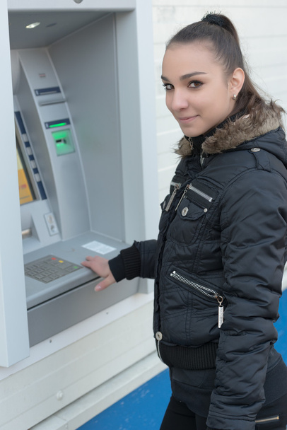 Девушка в банкомате
 - Фото, изображение