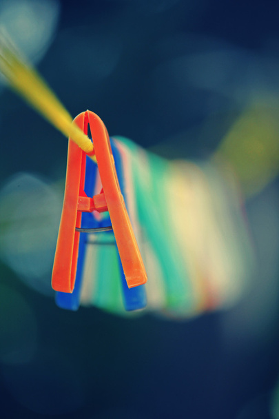 Piquets de vêtements colorés suspendus dans le fil
 - Photo, image