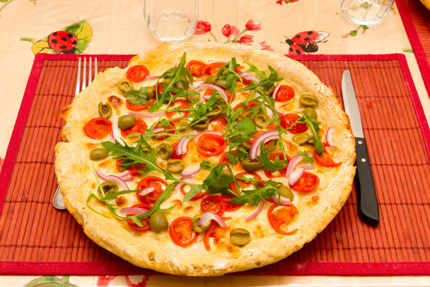 Pizza italiana sobre una mesa lista para comer
 - Foto, Imagen