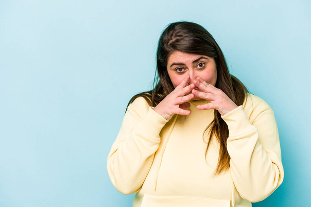Young caucasian overweight woman isolated on blue background making up plan in mind, setting up an idea. - Photo, Image