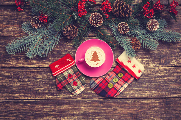Horký cappuccino s tvarem vánoční stromeček na dřevěný stůl poblíž  - Fotografie, Obrázek