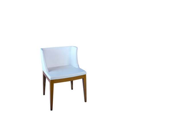 Λευκή καρέκλα με ξύλινα πόδια σε λευκό φόντο. - Φωτογραφία, εικόνα