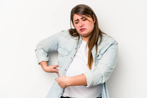Jonge blanke vrouw met overgewicht geïsoleerd op witte achtergrond met leverpijn, maagpijn. - Foto, afbeelding