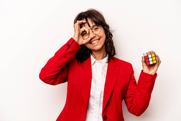 若いですビジネス女性保持A Rubiksキューブ隔離上のホワイト背景励起保つokジェスチャー上の目 - 写真・画像