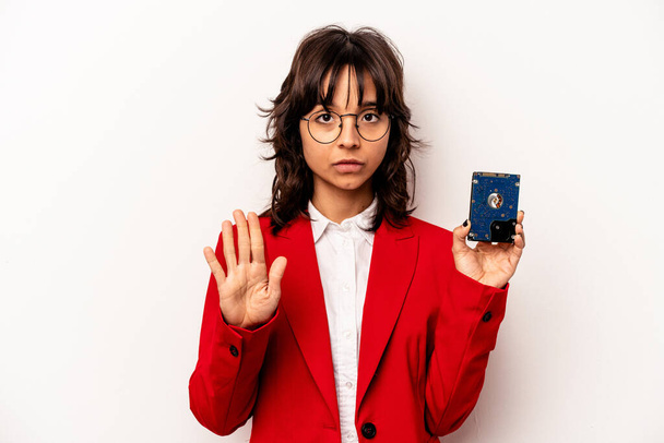 Junge informatische hispanische Frau isoliert auf weißem Hintergrund stehend mit ausgestreckter Hand, die Stoppzeichen zeigt und dich daran hindert. - Foto, Bild