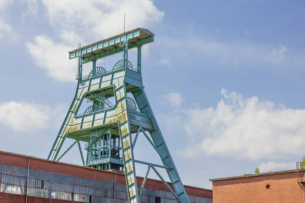 2001年以降閉鎖された炭鉱、エヴァルト・コラリーの軸7の上に二重のヘッドフレーム - 写真・画像