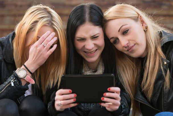 Lányok Looking digitális Tablet - Fotó, kép