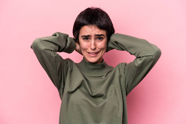 Junge kaukasische Frau isoliert auf rosa Hintergrund schreit vor Wut. - Foto, Bild