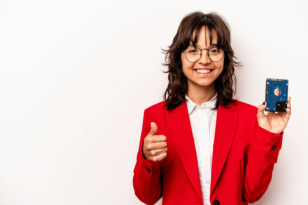 jonge informatische latino vrouw geïsoleerd op witte achtergrond glimlachen en het verhogen van duim omhoog - Foto, afbeelding
