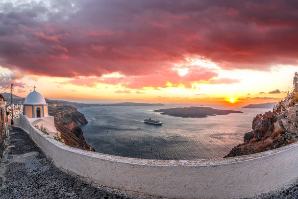 Vieille ville Thira sur l'île de Santorin, églises célèbres contre la caldera avec coucher de soleil sur la mer en Grèce. - Photo, image