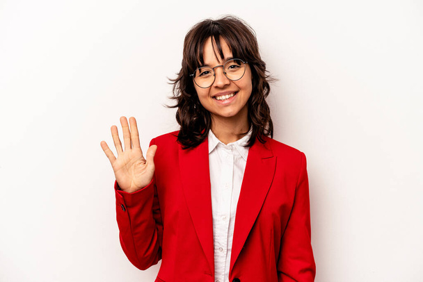Young business hispanic woman isolated on white background smiling cheerful showing number five with fingers. - Photo, Image