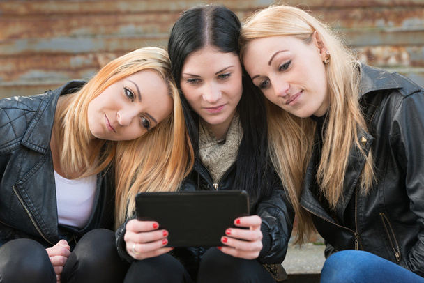 Tytöt etsivät digitaalinen tabletti
 - Valokuva, kuva
