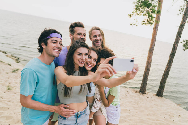 Foto de muito atraente melhores amigos andando abraçando gravação auto vídeo desfrutando de tempo de verão ao ar livre à beira-mar. - Foto, Imagem