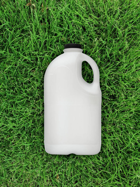 widok z góry butelki mleka na trawie - Zdjęcie, obraz
