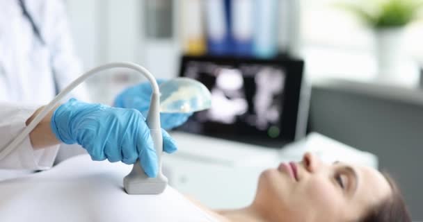 Exame do peito feminino em equipamentos médicos de ultra-som modernos. Diagnóstico do conceito de doenças mamárias - Filmagem, Vídeo