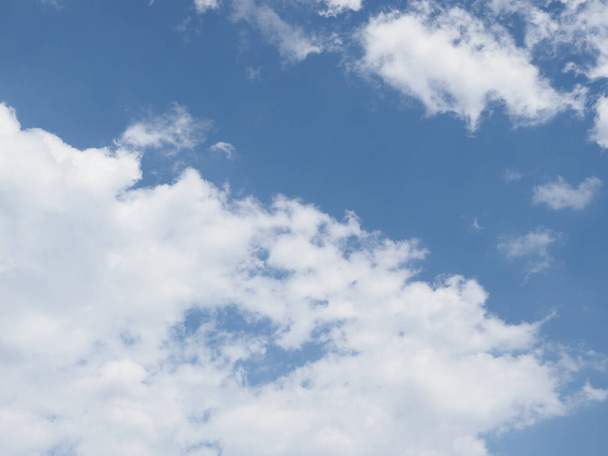 голубое небо с облаками полезным в качестве фона - Фото, изображение