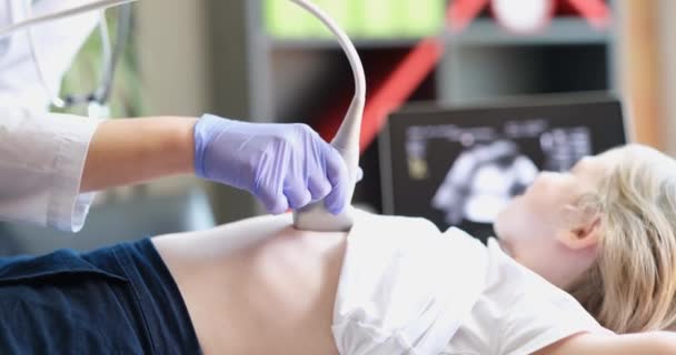 Médico realiza exame de ultra-som de órgãos internos da criança em closeup clínica. Estudo de triagem abrangente do conceito de criança - Filmagem, Vídeo
