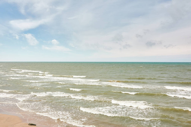 Panoramiczny widok na brzeg Morza Bałtyckiego w słoneczny letni dzień. Miękkie światło słoneczne. Sielankowy pejzaż morski. Przyroda, środowisko, wakacje, turystyka ekologiczna, poznawanie koncepcji - Zdjęcie, obraz